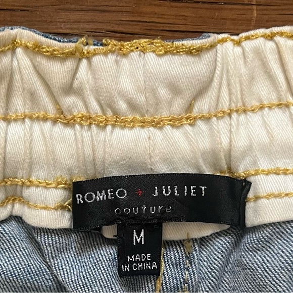 ROMEO + JULIET COUTURE flower patch Embridered Jean shorts with drawstrings - Picture 5 of 7